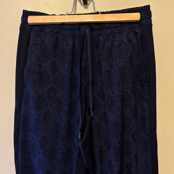 Athleta Men's Black Patterned Joggers - Picture 2 of 7